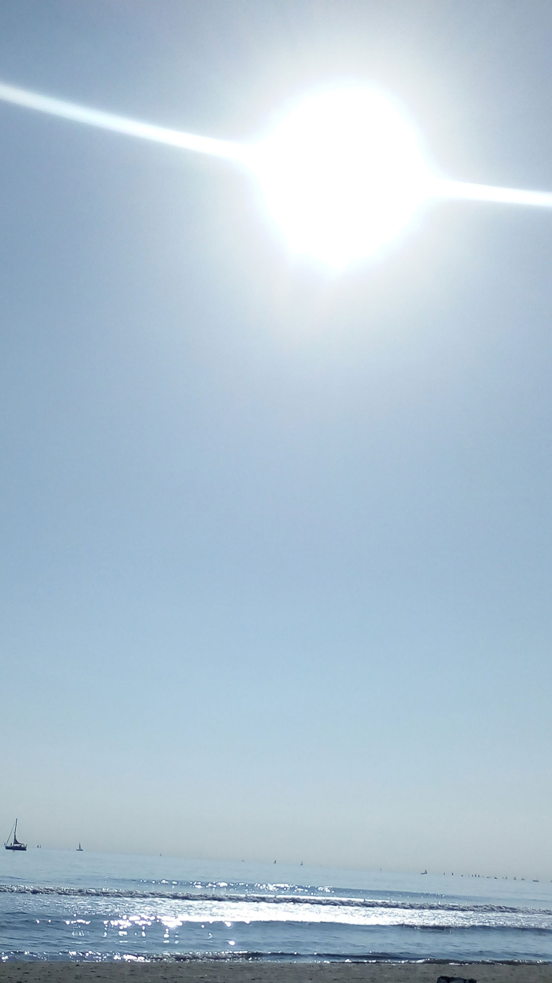 Grand soleil rayonnant illuminant la mer