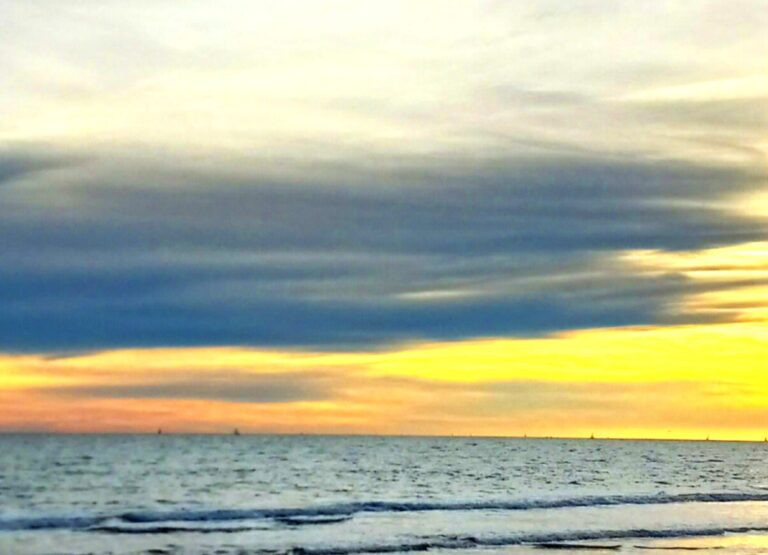 Plage et coucher du soleil avec nuages